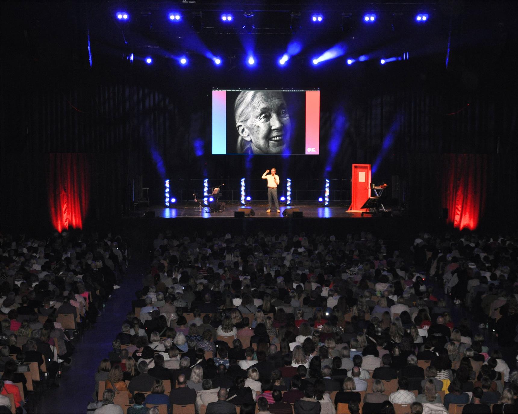 Ein voller Saal mit Dr. Eckart von Hirschhausen auf der Bühne vor einem vollem Saal.