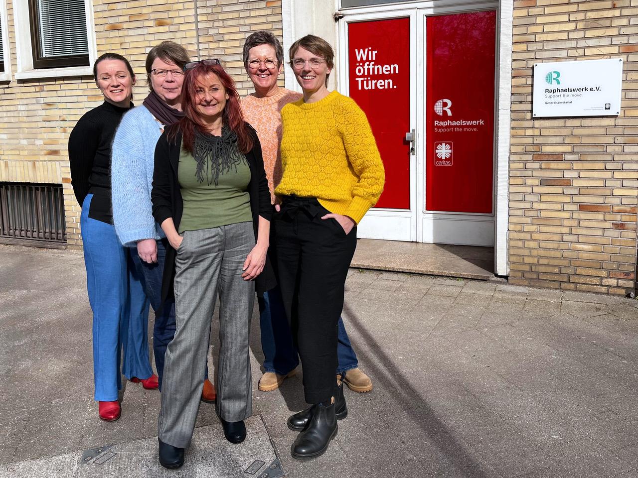 Das Hamburger Team des Raphaelswerks (von links): Nina Treue, Renate Albrecht, Monika Rembor, Birgit Götte und Birgit Klaissle-Walk steht vor der Einrichtung der Caritas.