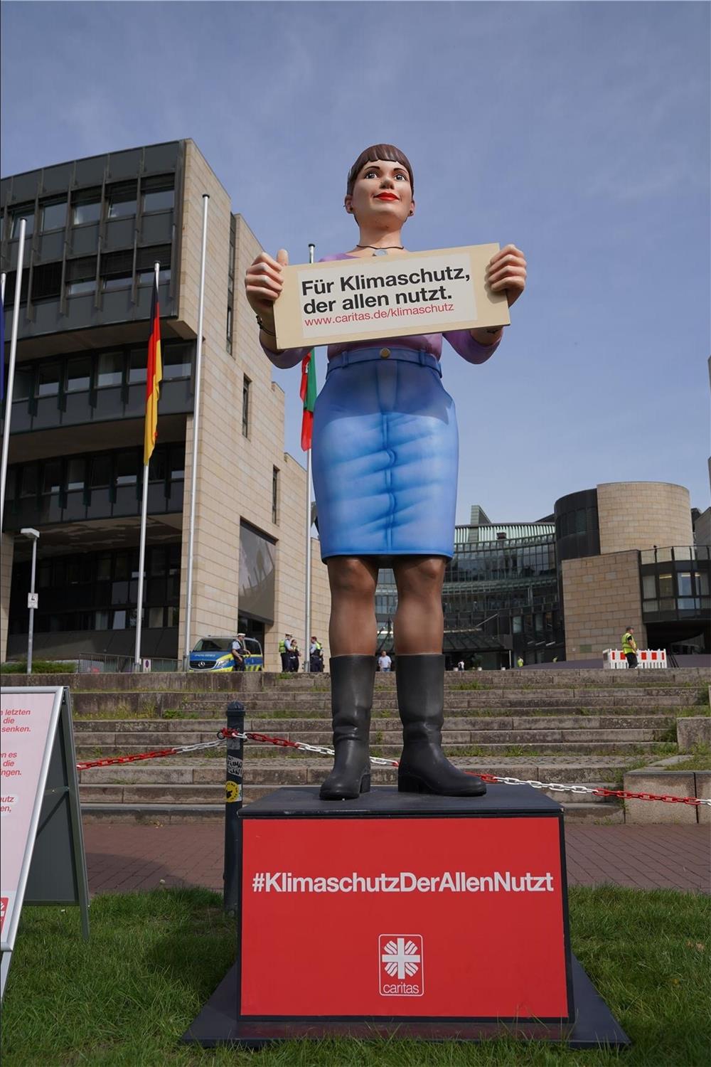 Jenny vor dem NRW-Landtag in Düsseldorf