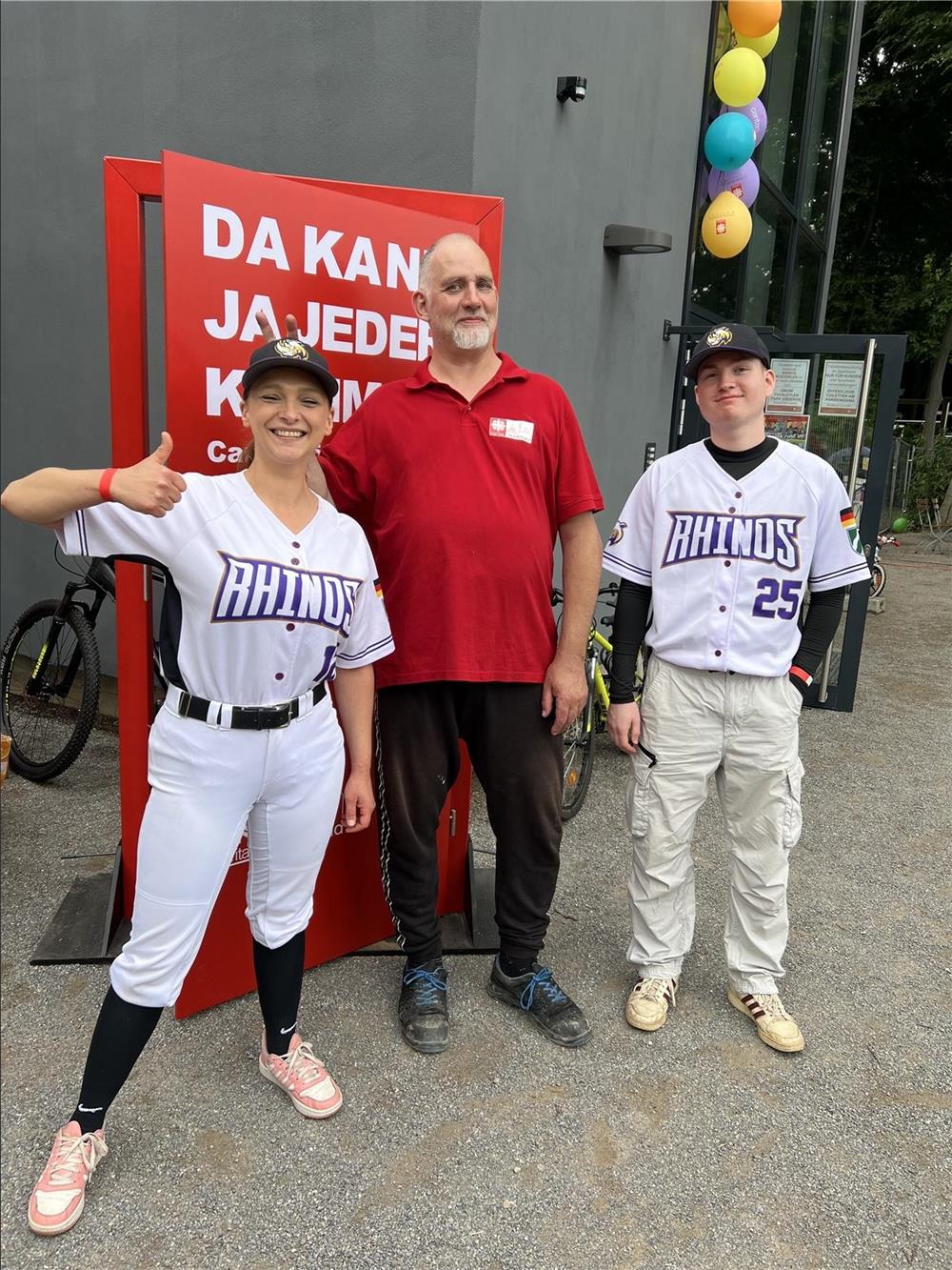 Spieler der Dortmunder Rhinos und ein Mitarbeiter des Hoeschpark Büdchens