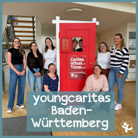 Junge Mitarbeiterinnen von youngcaritas gruppieren sich um eine rote Kampagnentür 