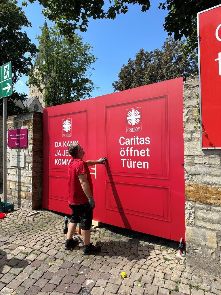 Zwei rote Kampagnentüren 