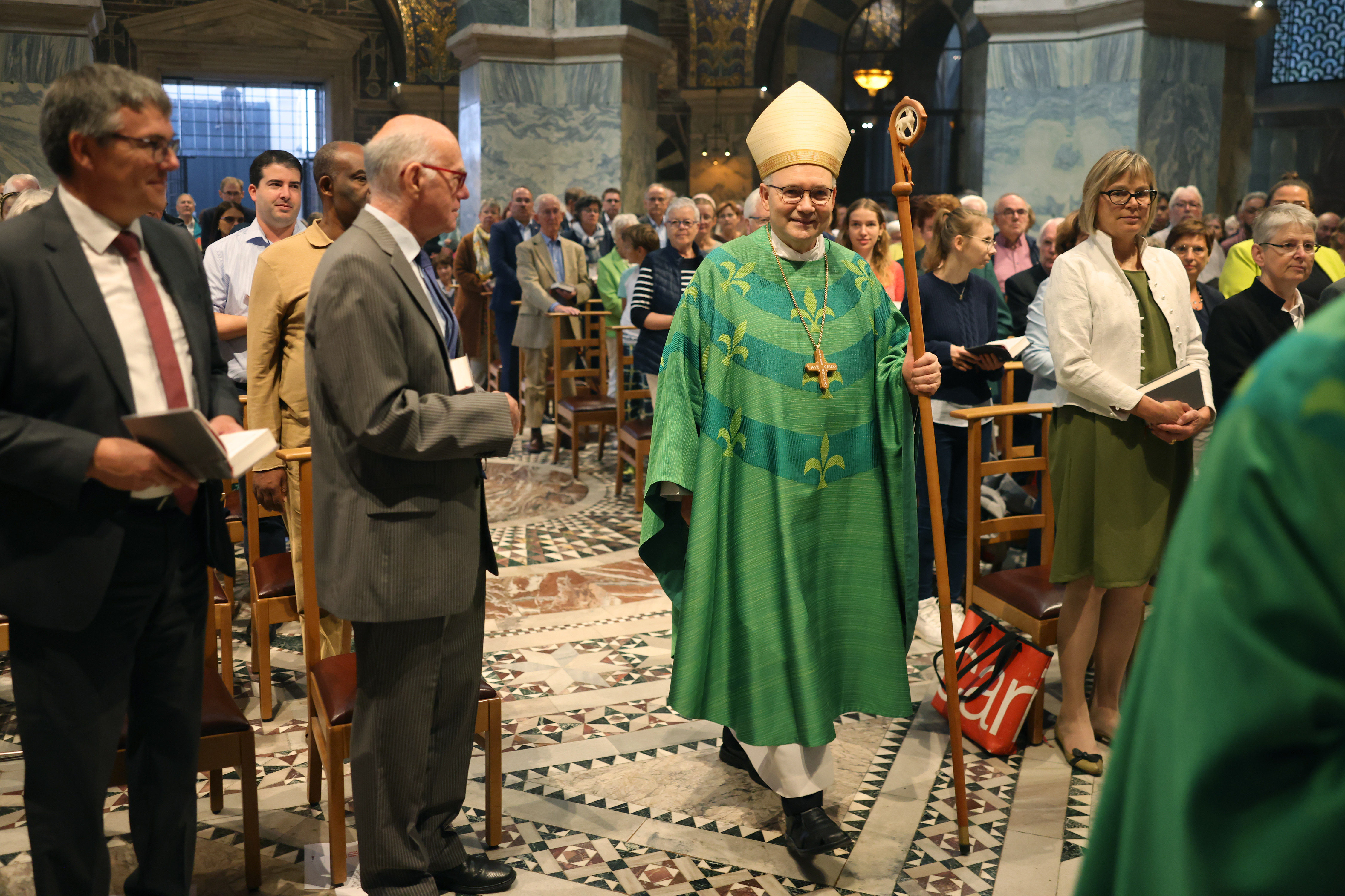 Bischof Dr. Helmut Dieser beim Einzug im Aachener Dom.