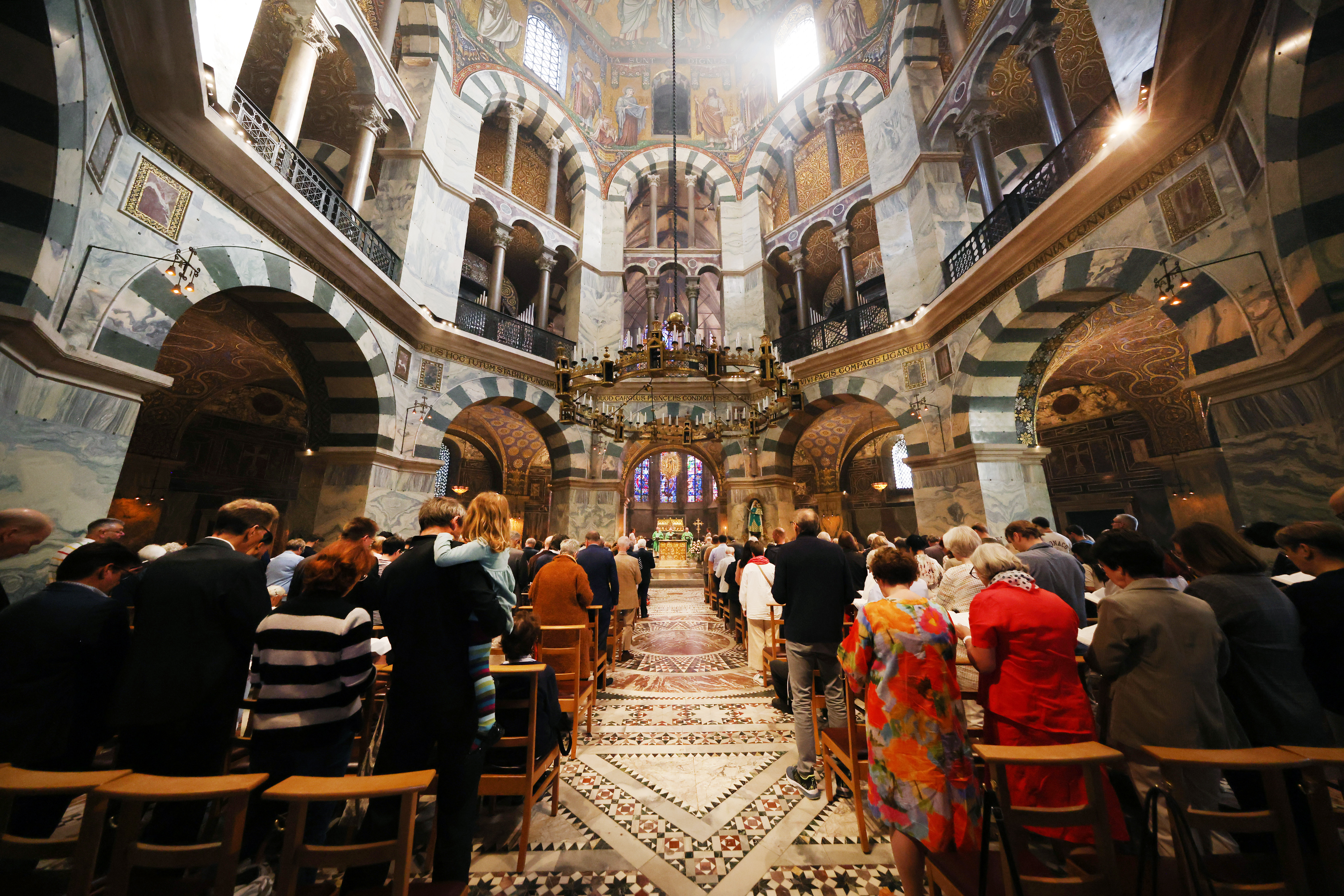 Gemeinsam feiern Caritas-Mitarbeitende und geladene Gäste Gottesdienst im Aachener Dom.