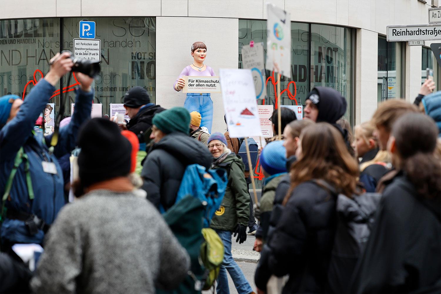 Jenny steht inmitten von Demonstrierenden beim Klimastreik in Berlin