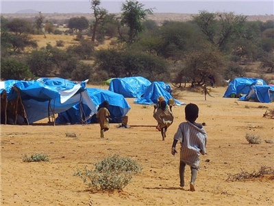 Füchtlingskinder Kinder im Niger die zu Hilfszelten laufen