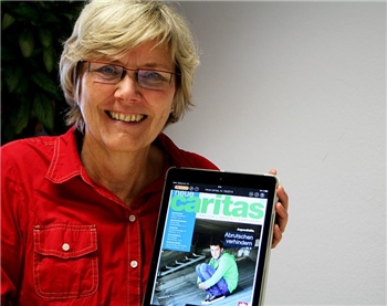 Gertrud Rogg mit der digitalen Ausgabe der Neuen Caritas