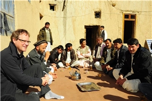 Sitzkreis erwachsener Männer in Afghanistan mit Oliver Müller (Author)