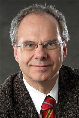 Portraitfoto von Dr. Matthias Schulze-Böing