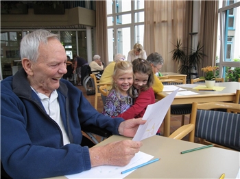 Kinder besuchen Senioren im Altenheim