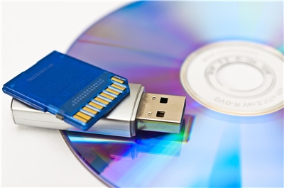 USB-Speicher-Stick und SD-Speicherkarte liegen auf Daten-DVD.