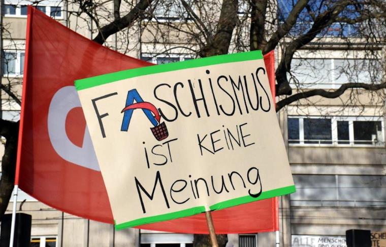 Demo-Schild "Faschismus ist keine Meinung".