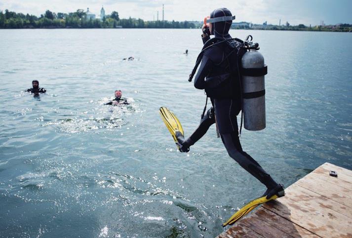 Ein Taucher springt ins Wasser.