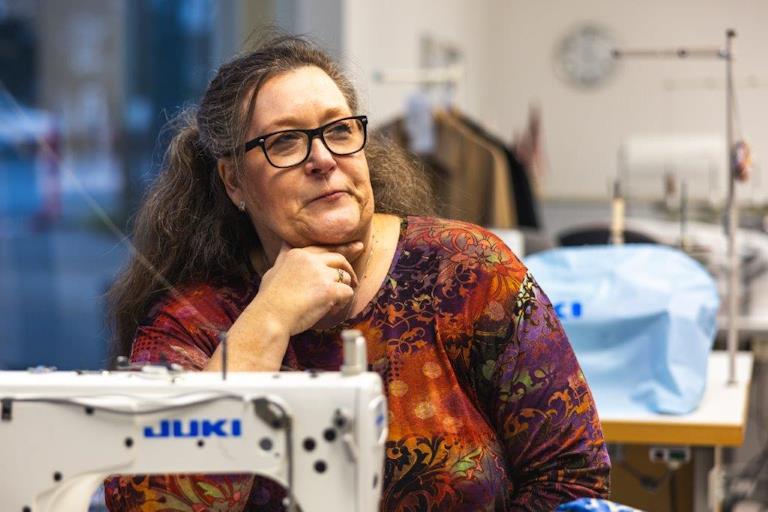 Bärbel Klein sitzt hinter ihrer Nähmaschine.