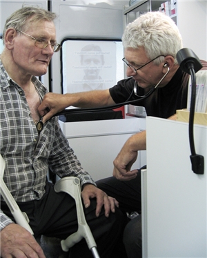 Behandlung eines Patienten im Arztmobil der Berliner Caritas