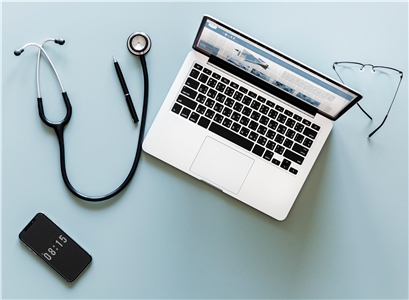 Ein Laptop, ein Smartphone und ein Stethoskop