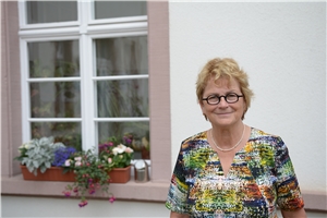 Ehrenamtliche Kursleiterin Erika Tischer-Oberdorf vor dem Caritas-Bildungszentrum Heinrich-Hansjakob-Haus in Freiburg