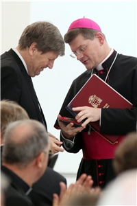 Erzbischof Stephan Burger verlieh Bernhard Appel die Konradsplakette für seine Verdienste um Kirche und Caritas in der Erzdiözese Freiburg.