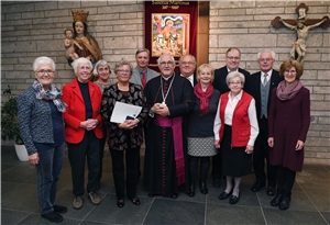 Gruppenbild von Ehrenamtlichen mit Bischof Dr. Gebhard Fürst