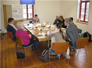 Seminar-Teilnehmer beim Kreativ-Seminar für den aktiven Ruhestand.
