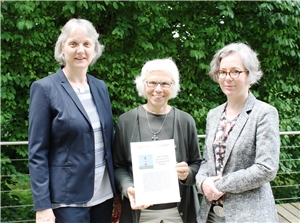 Elke Langhammer, Brigitte Vögtle und Regina Kebekus stellen Projektbericht vor.