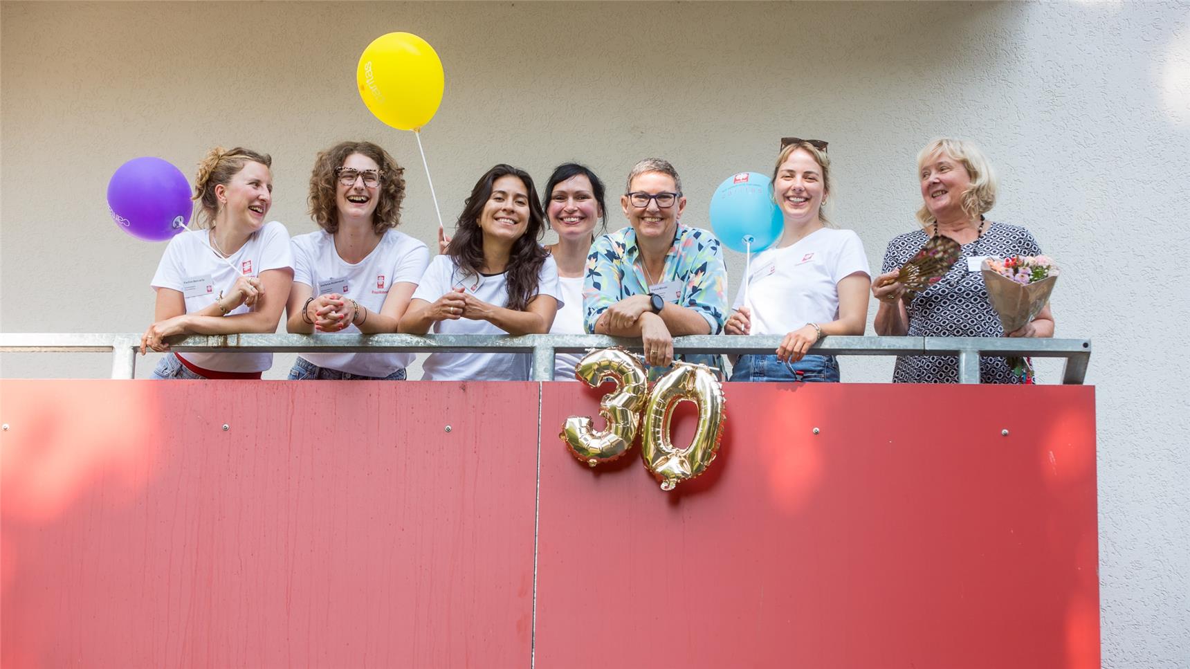 Das Team vom FrauenWohnen auf dem Balkon