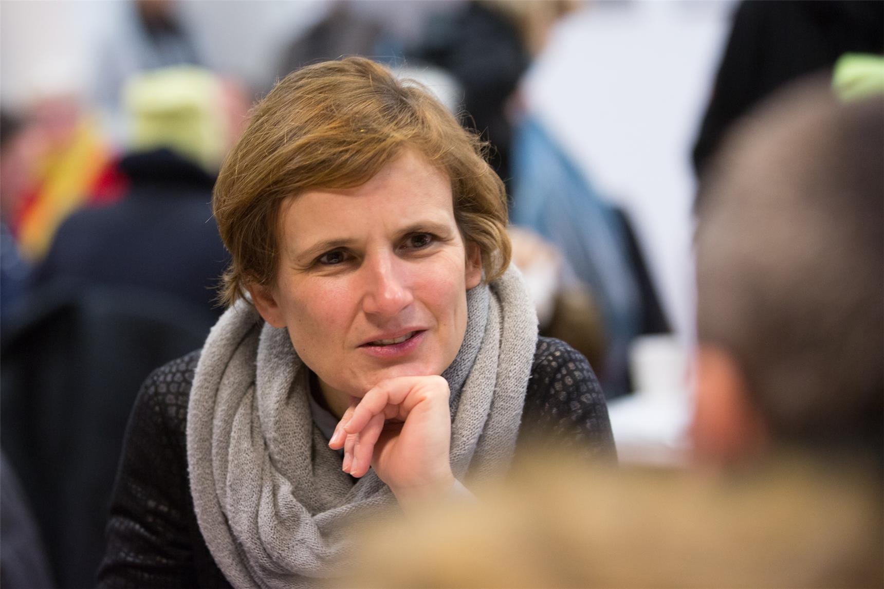 Sozialsenatorin Katja Kipping im Gespräch mit einem Gast der Wärmestube