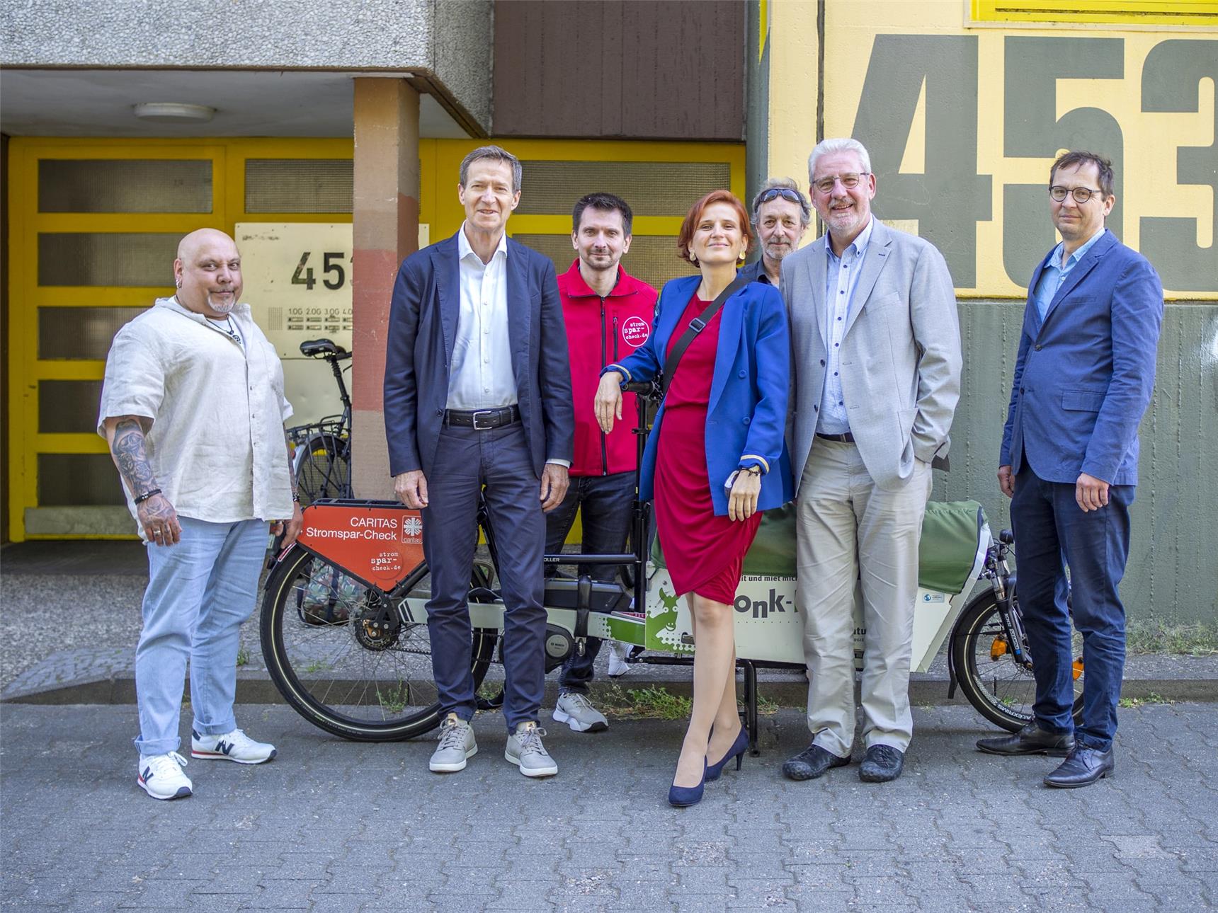Gruppenbild mit Sven Schoß, Michael Geißler von der Berliner Energieagentur und der ehem. Sozialsenatorin Katja Kipping 