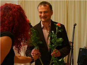 Eine Kollegin schenkt Kai-Gerrit Vernske eine Rose