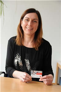 Andrea Dilger zeigt Ausweis als Knochenmarkspenderin