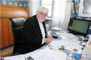 Caritasdirektor Franz Mattes am Schreibtisch