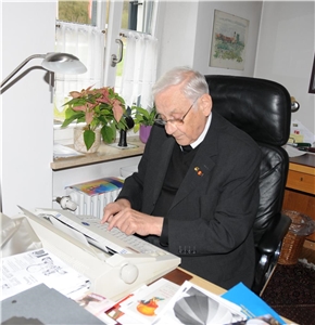 Der frühere Caritasdirektor Johannes Schmidt an der Schreibmaschine