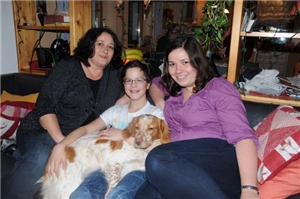 Junge mit seiner Ersatzfamilie und Hund auf Sofa