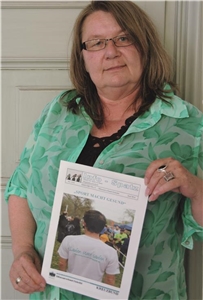 Helga Markart mit Zeitung Info-Spatz