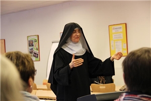 Benediktinerschwester Hildegard dirigiert leidenschaftlich den Chor