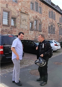 Pastoralreferent und Freiwilliger vor dem „Kornhaus“: In Schwalmstadt sind die Gefängnisgebäude allesamt historische Bauten.