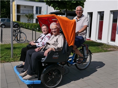 Bernd Stäudtner fährt alte Menschen auf individuellen Routen durch Gießen. 