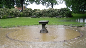 Der Brunnen im Schlosspark während des Hochwassers.