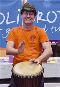Markus Hoffmeister nimmt die Kinder mit auf eine Trommelreise
