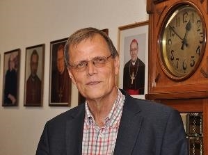 Caritasdirektor Michael Standera vor den Bildern der Bischöfe des Bistums Görlitz