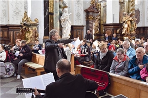Markus Jonkisch beim Dirigieren während der Heiligen Messe