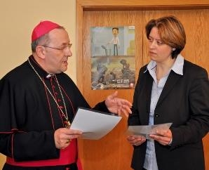 Bischof Ipolt übergibt die Ernennungsurkunde an Gabriela Pokall