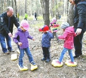 Kinder und Vatis im Wald