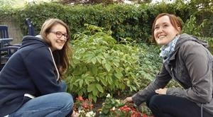 Zwei junge Frauen im FSJ bei der Gartenarbeit