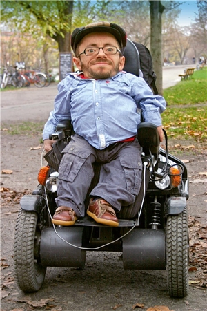 Mann mit Behinderung im Rollstuhl