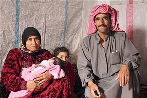 Eine Familie mit zwei kleinen Kindern im Porträt.