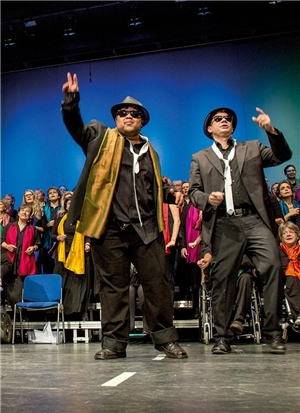 Zwei Männer mit Anzug und Sonnenbrille auf Chorbühne