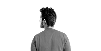 schwarz-weißes Porträt eines Mannes von hinten