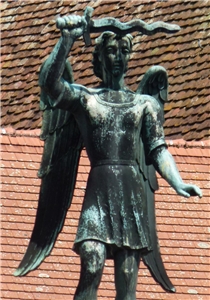 Bronze-Skulptur eines Engels, der ein flammenförmiges Schwert hochhält