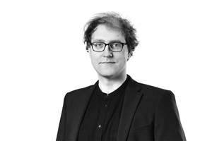 Schwarz-weiß-Portrait eines Mannes mit Brille